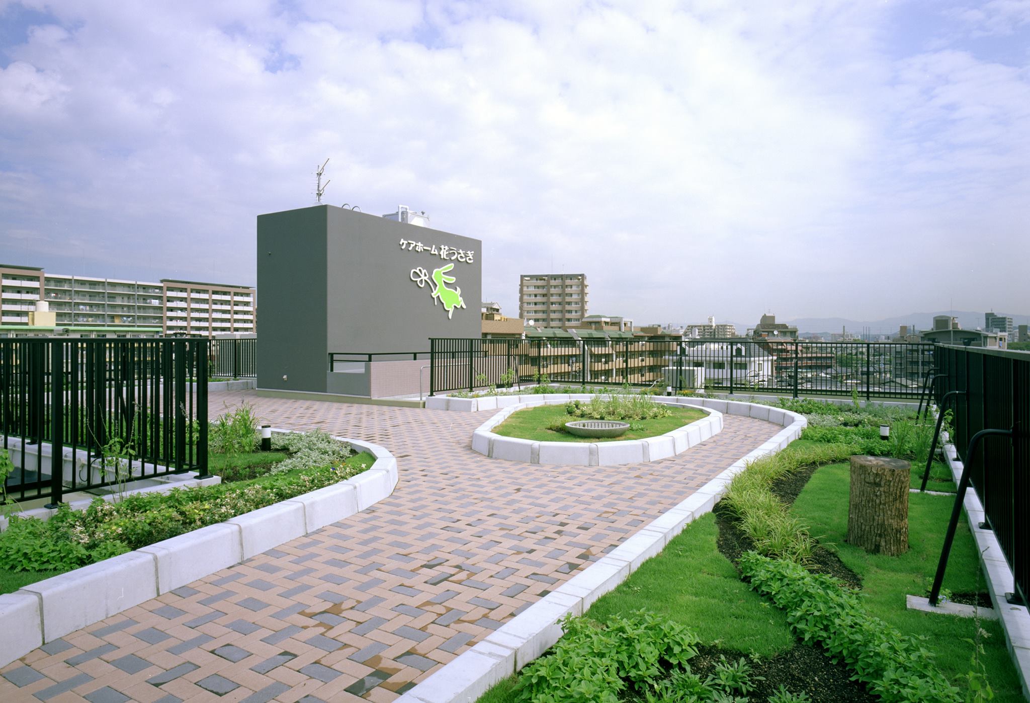 福岡市南区老人ホームケアホーム花うさぎ塩原屋上園庭