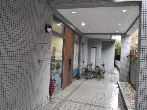 福岡市西区老人ホームハーヴェスト姪浜いこい館玄関